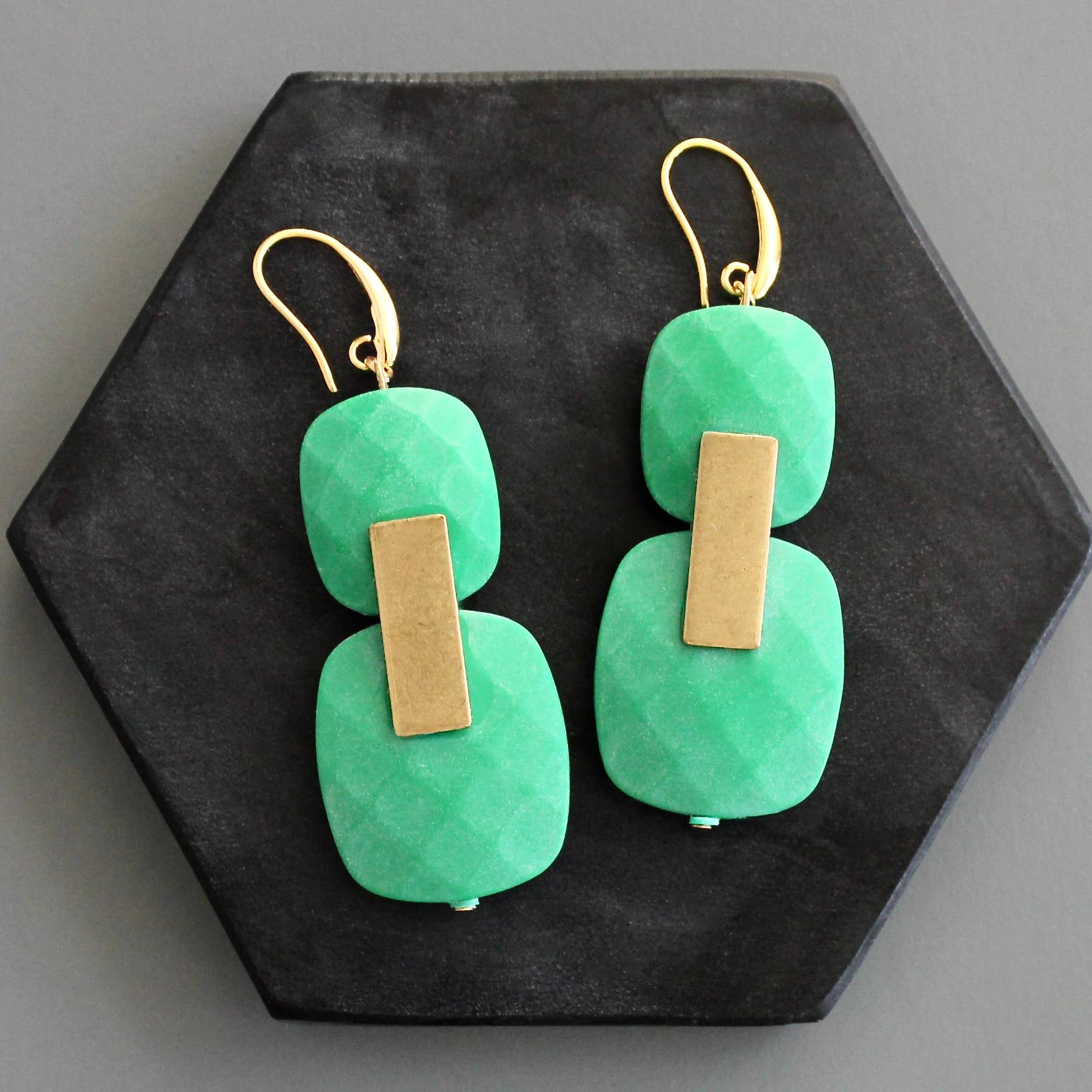 Pendientes geométricos verdes chapados en oro de 18k