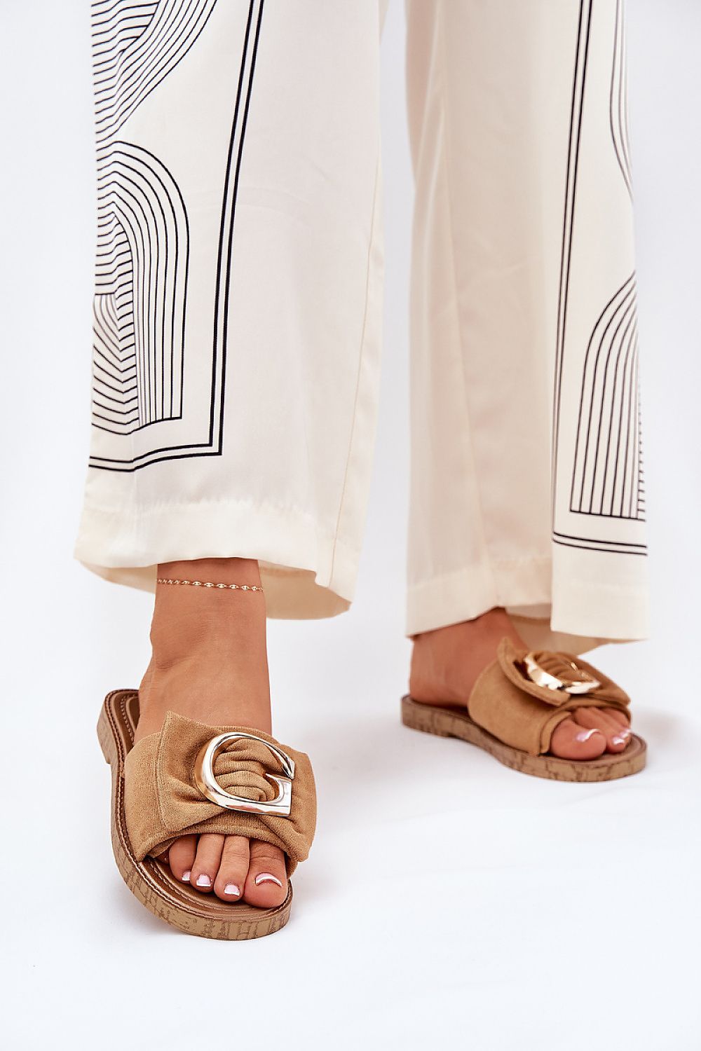  Sandalias en tono camel con tejido efecto ante y hebilla plateada
