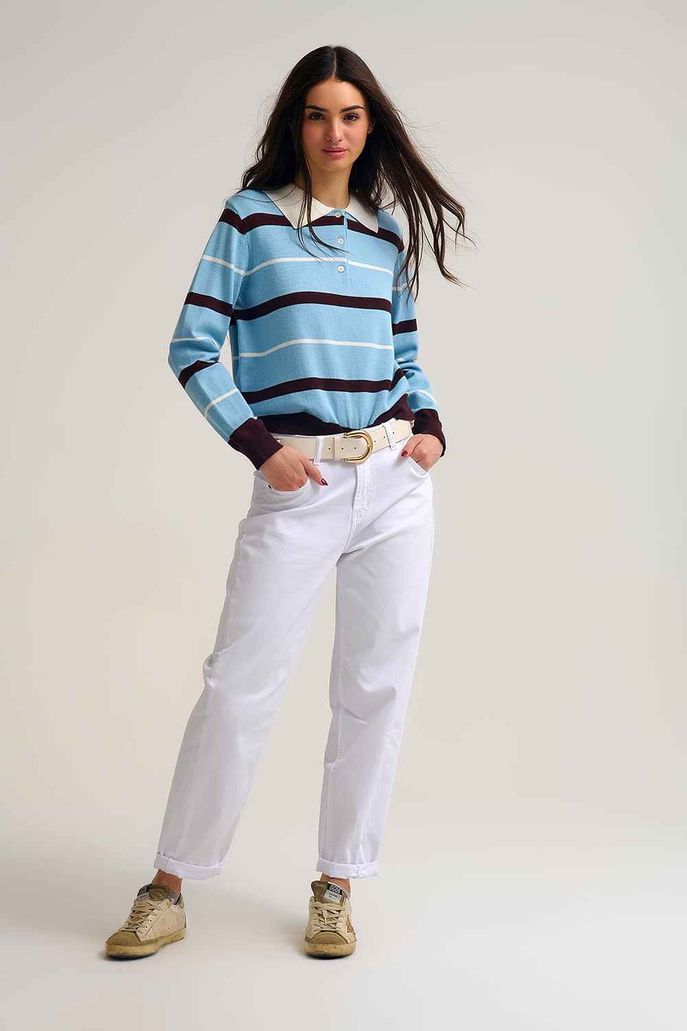 Polo de punto a rayas azul con cuello blanco