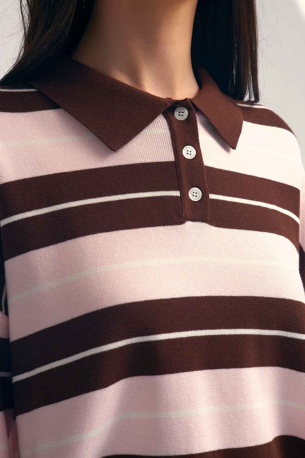 Polo de punto a rayas marron con cuello abotonado detalle tejido
