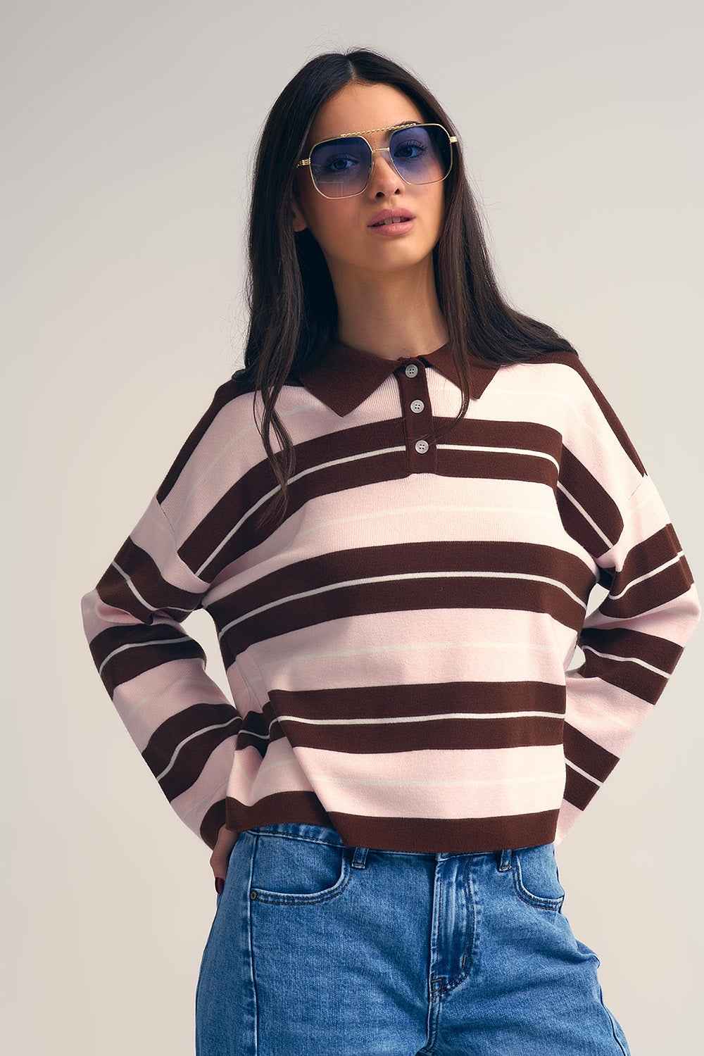 Polo de punto a rayas marron con cuello abotonado