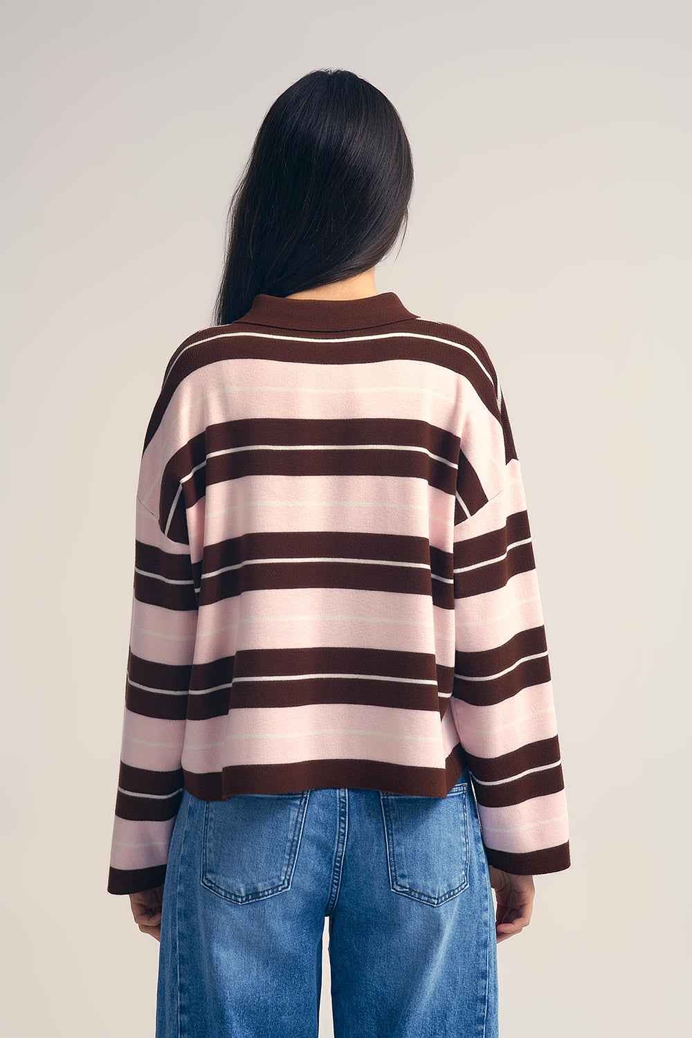 Polo de punto a rayas marron con cuello abotonado