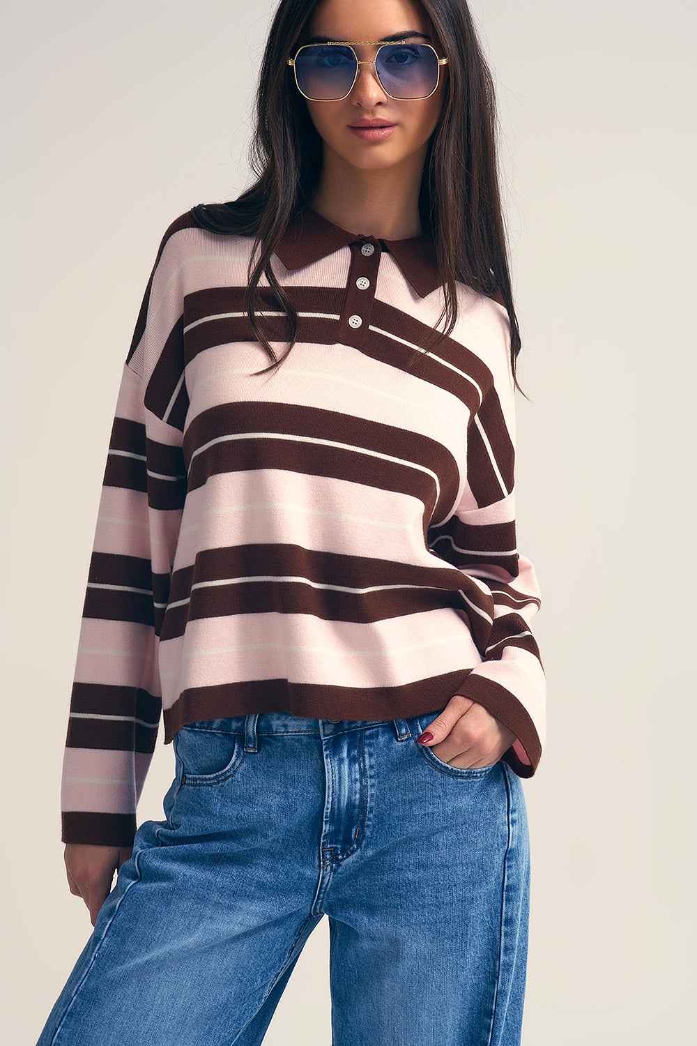 Polo de punto a rayas marron con cuello abotonado