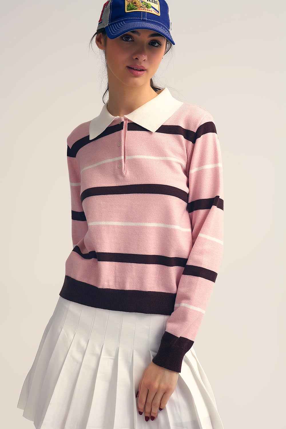 Polo de punto a rayas rosa con cuello blanco