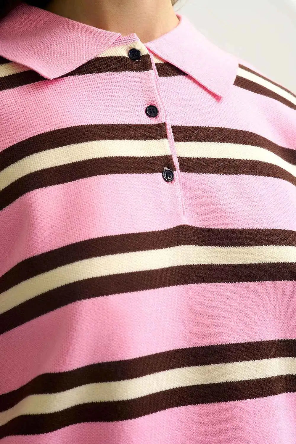 Polo de punto a rayas rosa de corte relajado detalle