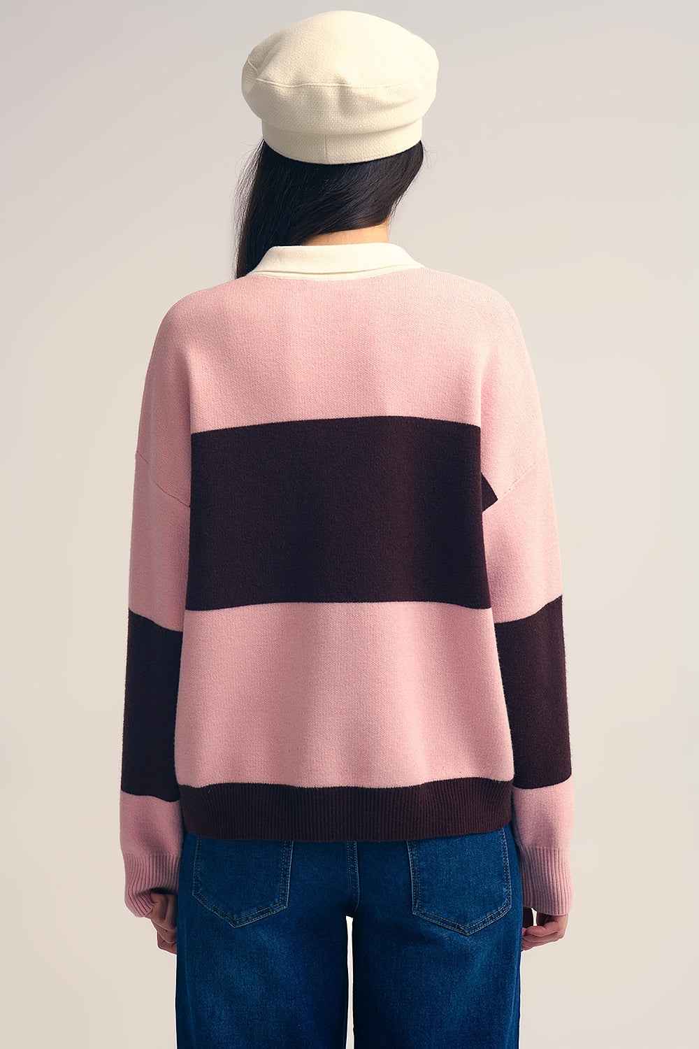 Polo de punto rosa con rayas marrones