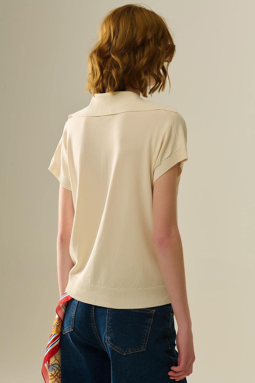 Polo de punto fino para mujer en color crema, con cuello en V sin botones y corte relajado 
