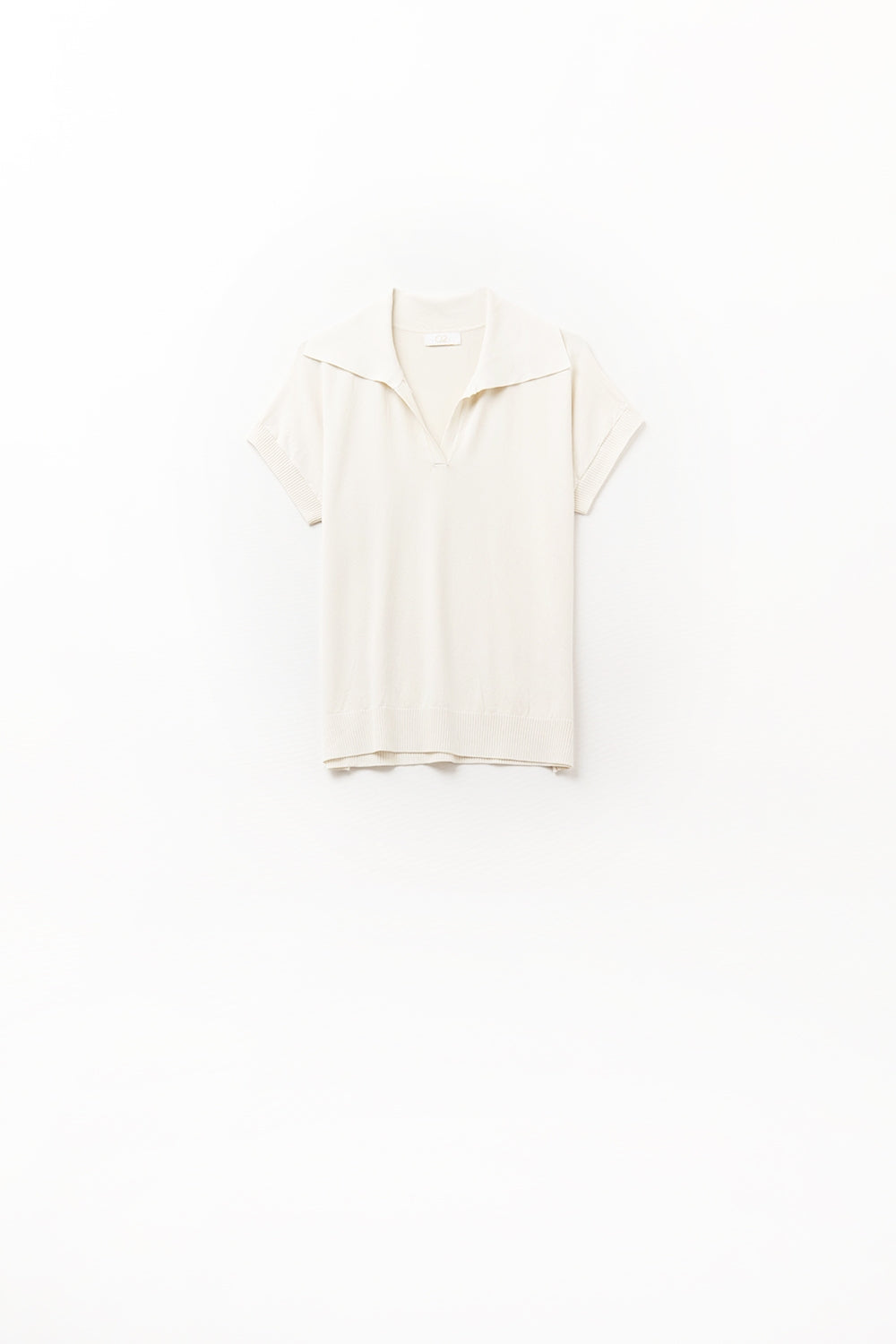 Polo de punto fino para mujer en color crema, cuello en V sin botones y corte relajado