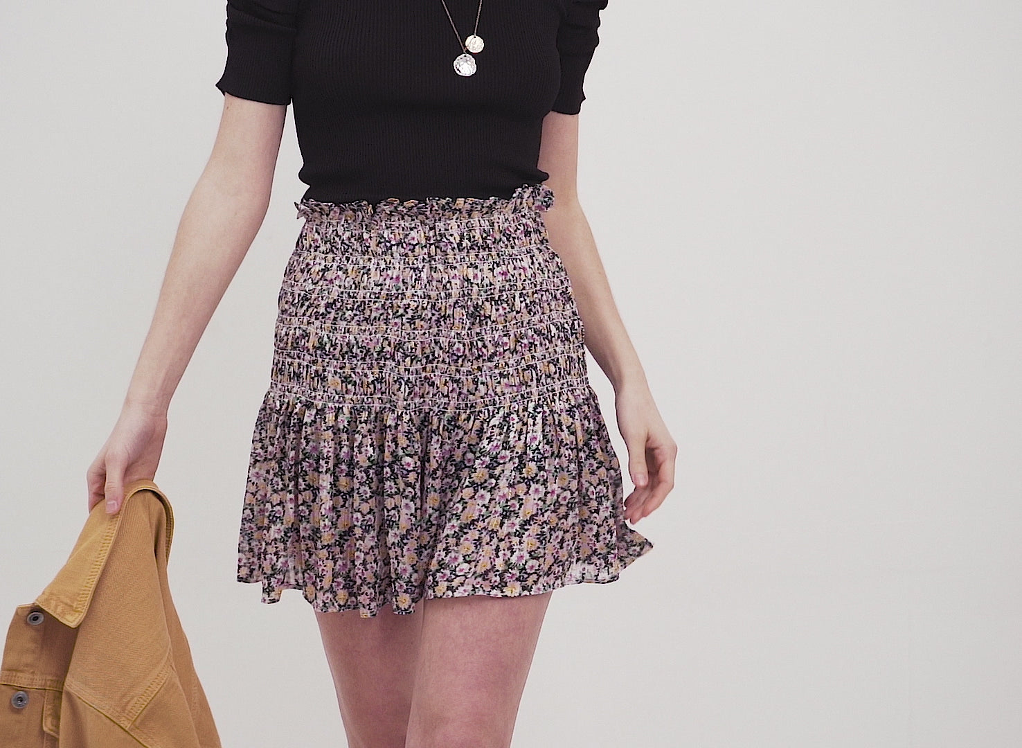 Falda negra con estampado de florecitas y diseño fruncido