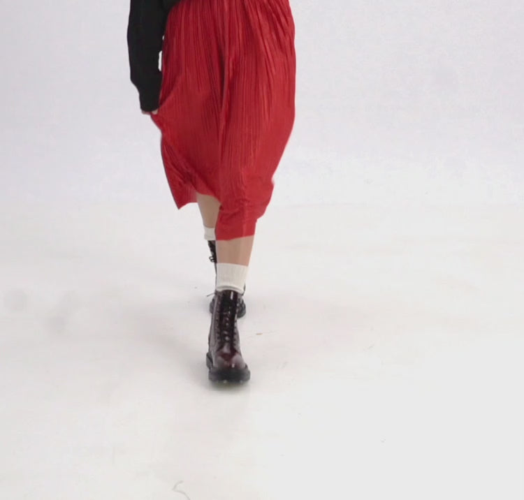 Falda brillante midi en color caldera plisada