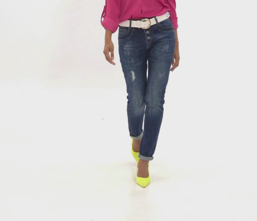 Vaqueros boyfriend azul oscuro rasgados con botones expuestos