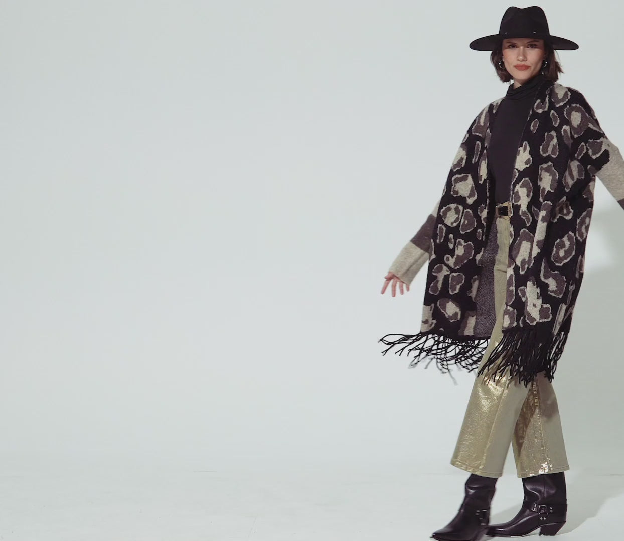 Cárdigan largo abierto con estampado de guepardo y flecos en negro y gris