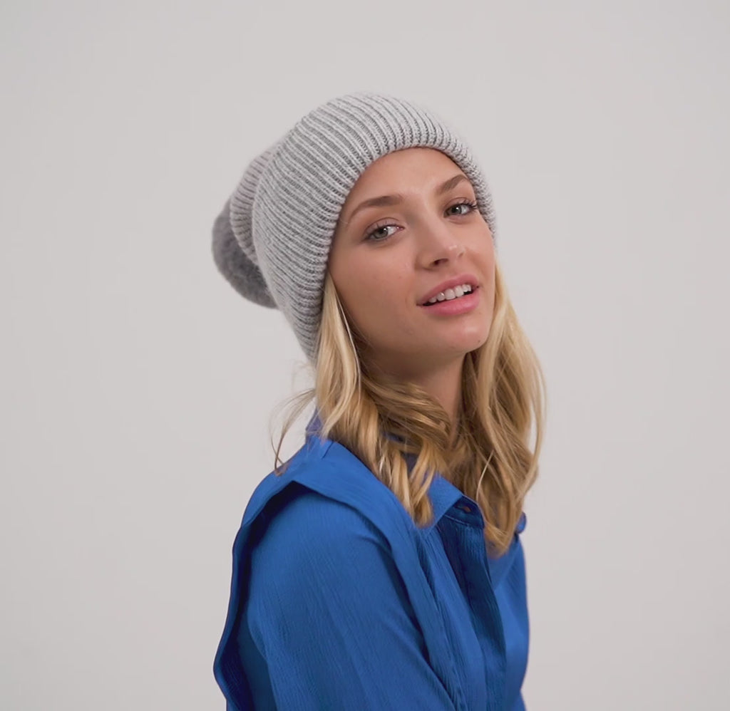 Gorro gris de punto con pompón