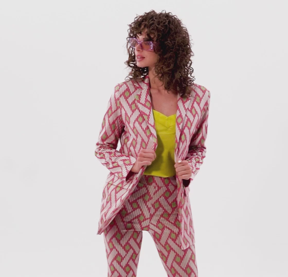 Americana rosa con estampado geométrico