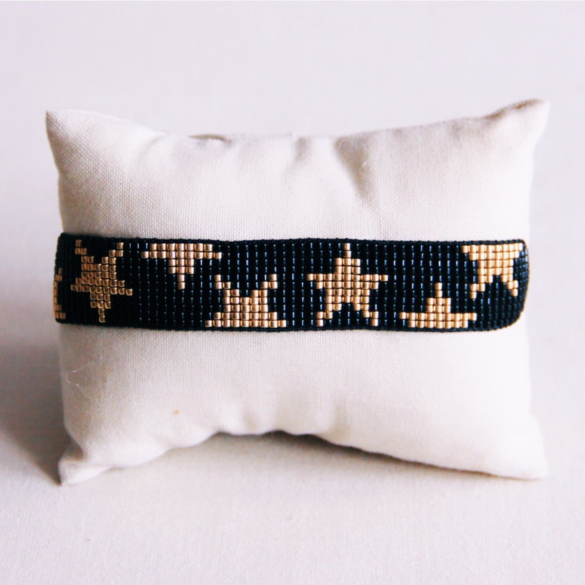 Foto de producto de pulsera ancha tejida con cuentas Miyuki negras y estrellas doradas