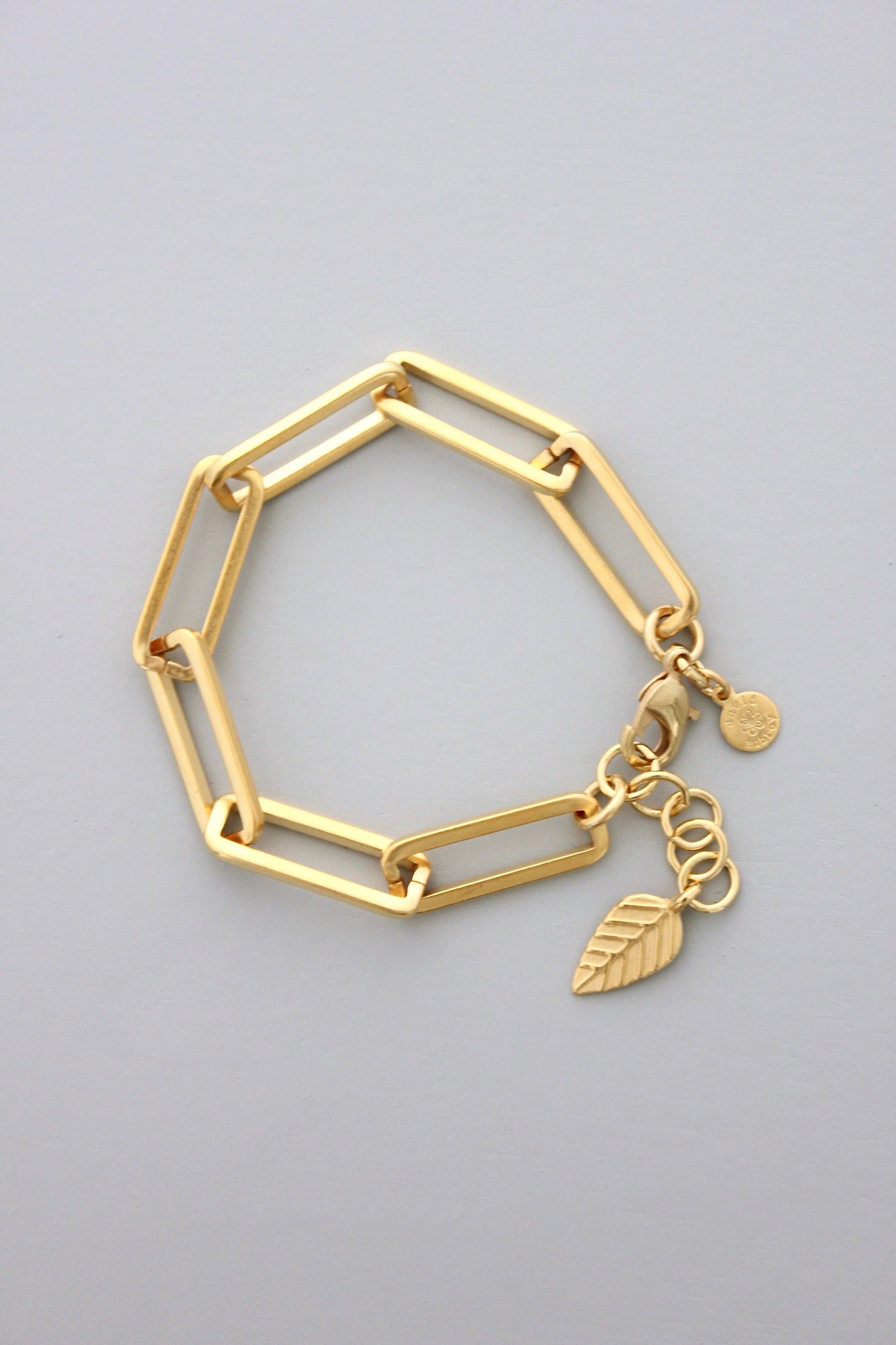 Pulsera de eslabones de latón chapado en oro de 18k con extensor ajustable y colgante de hoja. Diseño de David Aubrey, disponible en Ivoluxt.