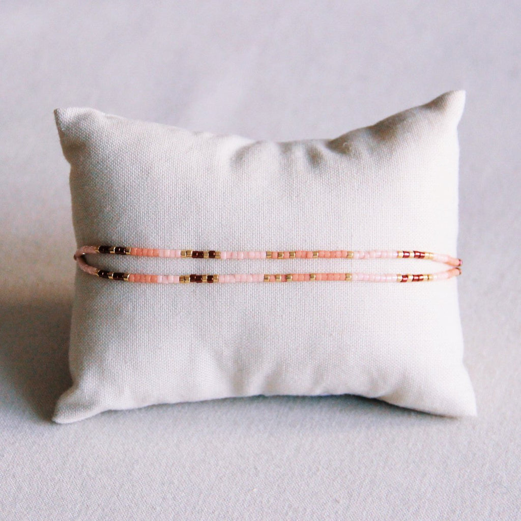 Pulsera de doble vuelta con cuentas Miyuki en tonos rosa, nude y burdeos