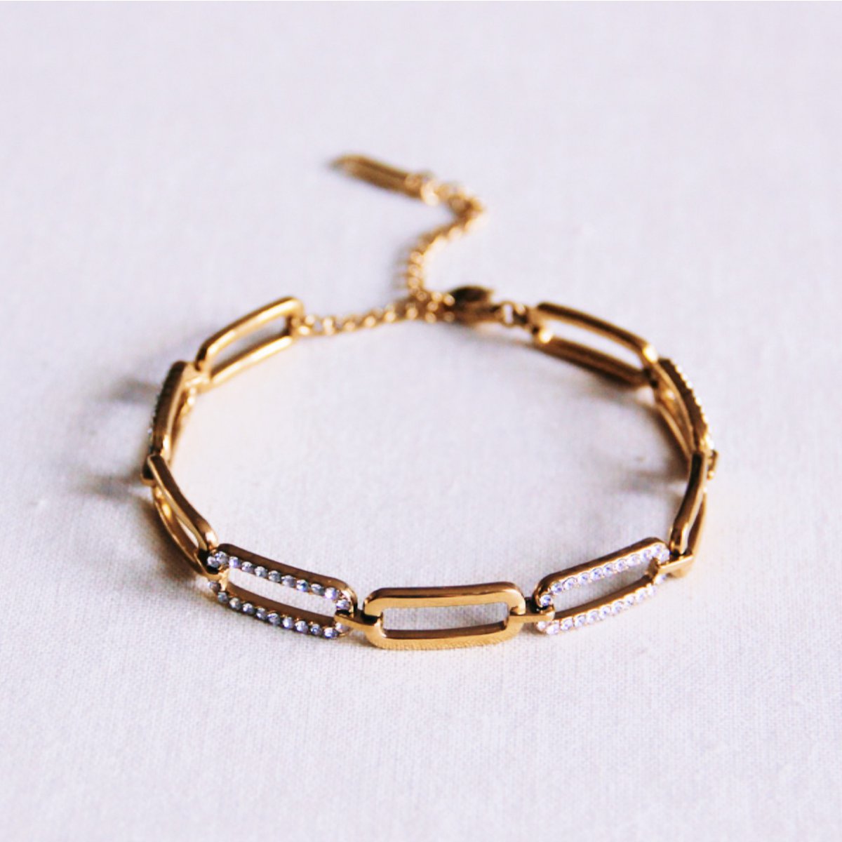 Pulsera de cadena con eslabones alargados dorados y detalles de strass brillante 