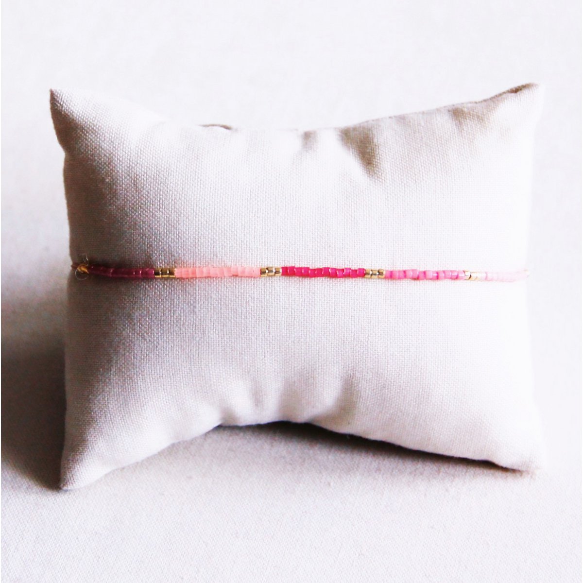 Pulsera minimalista de una fila con cuentas Miyuki en tonos rosa y dorado