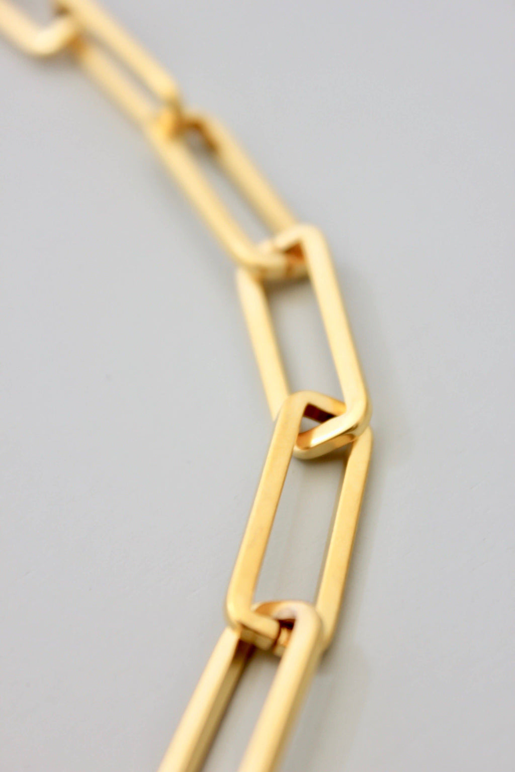 Pulsera de eslabones de latón chapado en oro de 18k con extensor ajustable y colgante de hoja. Diseño de David Aubrey, disponible en Ivoluxt.