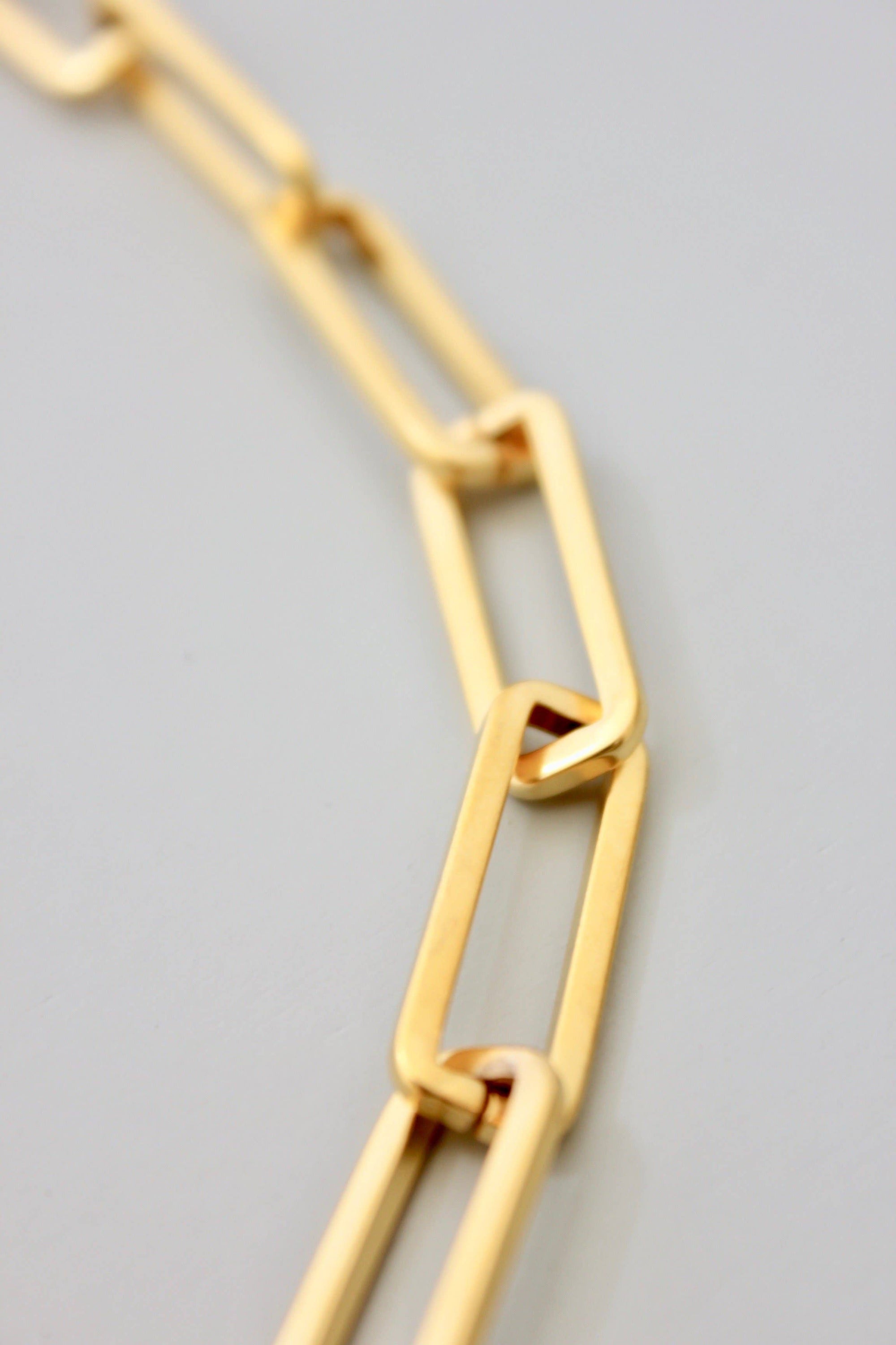 Pulsera de eslabones de latón chapado en oro de 18k con extensor ajustable y colgante de hoja. Diseño de David Aubrey, disponible en Ivoluxt.