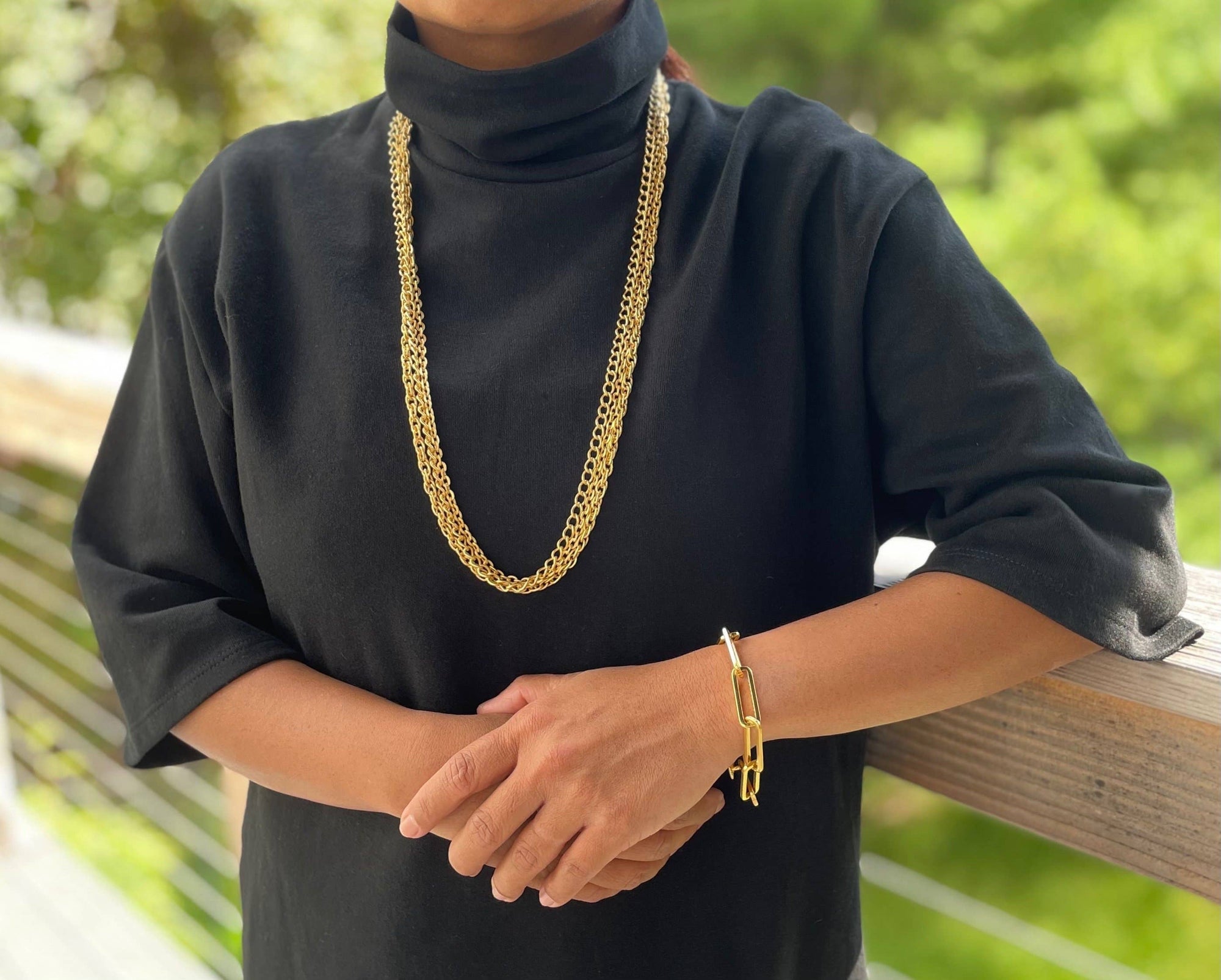 Pulsera de eslabones de latón chapado en oro de 18k con extensor ajustable y colgante de hoja. Diseño de David Aubrey, disponible en Ivoluxt.