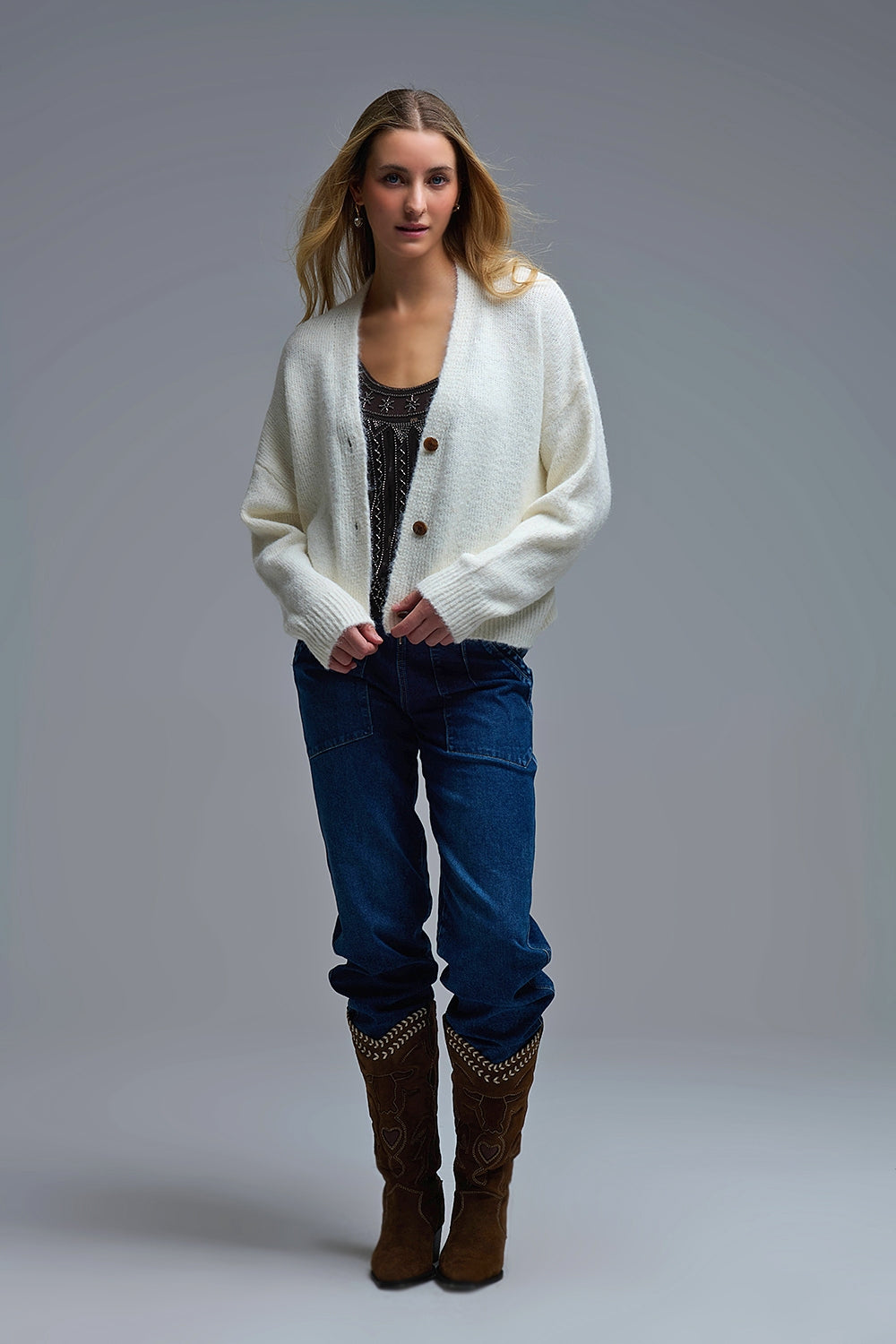 Rebeca abotonada con cuello de pico en crema básica