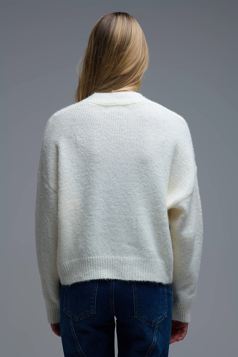 Rebeca abotonada con cuello de pico en crema básica