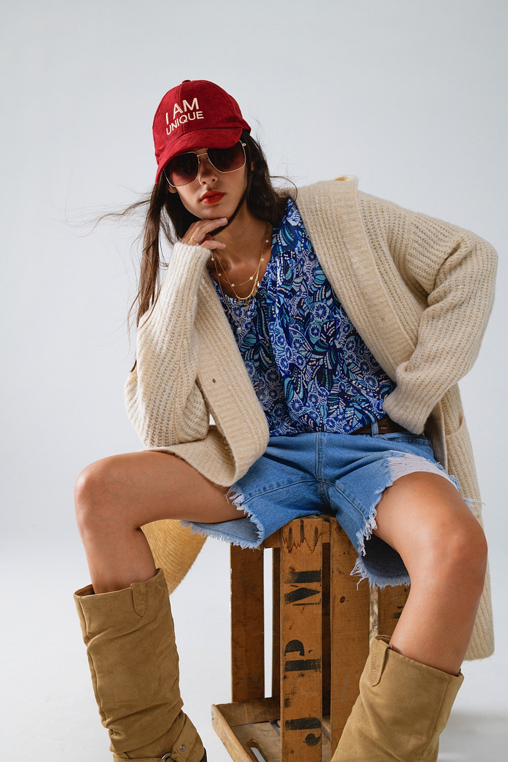 Rebeca larga de canalé con bolsillos y capucha en color crema