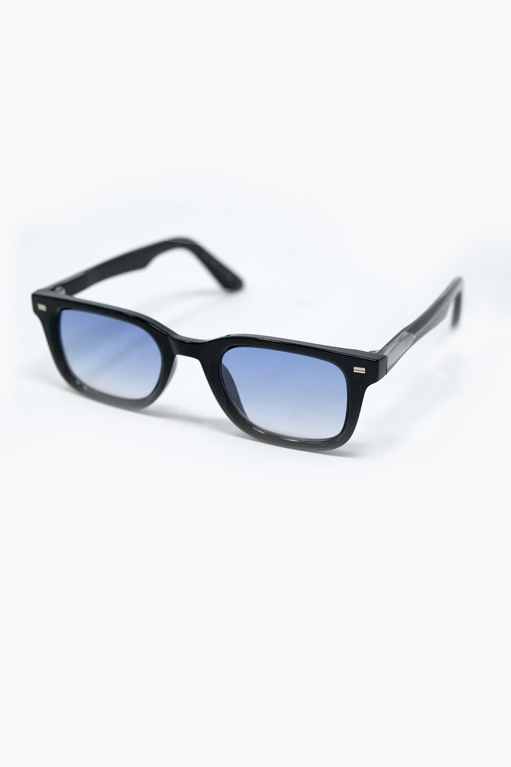 Gafas de sol cuadradas negras con cristales degradados azules y detalle metálico lateral