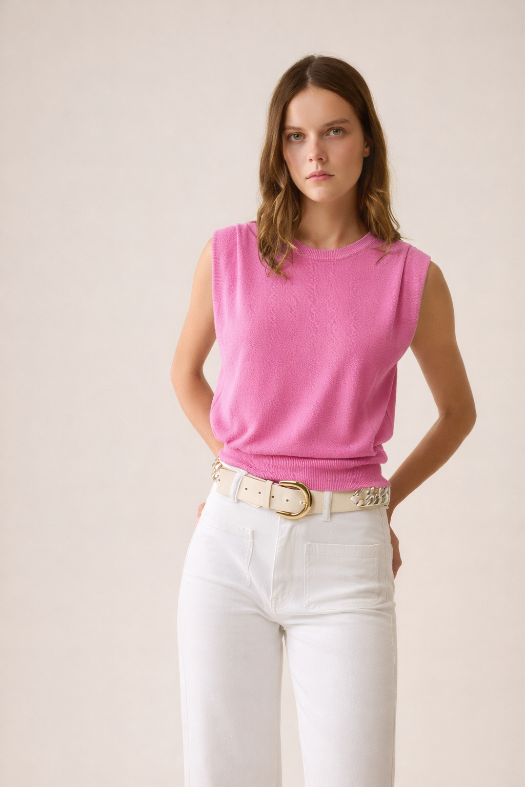 Top de punto sin mangas con drapeado en los hombros en fucsia