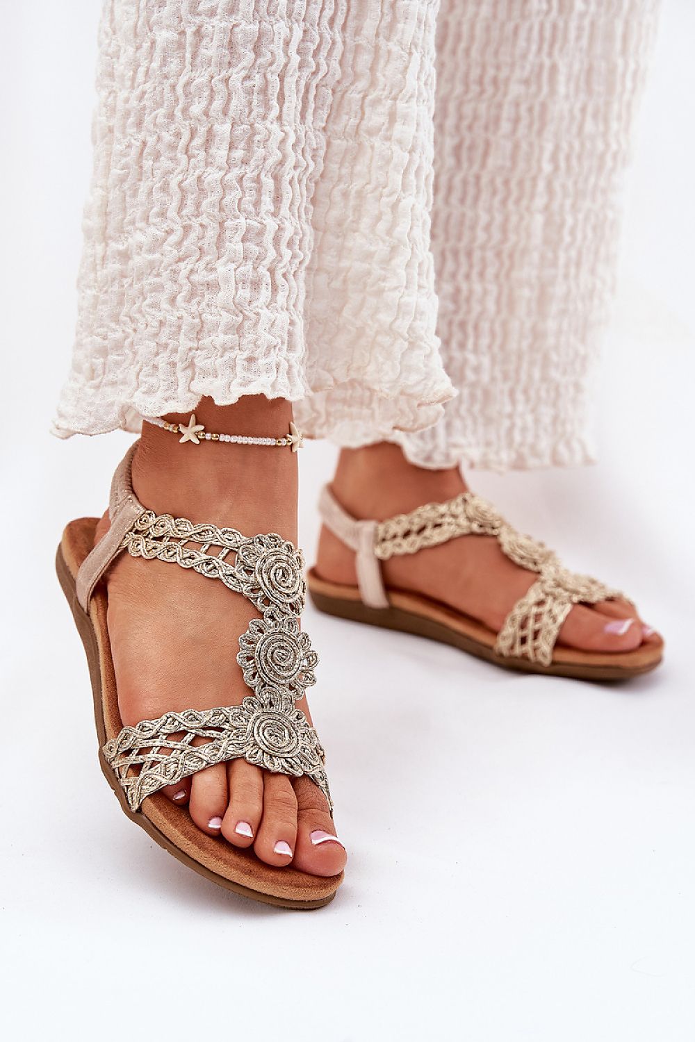 Sandalias planas boho con detalles trenzados dorados