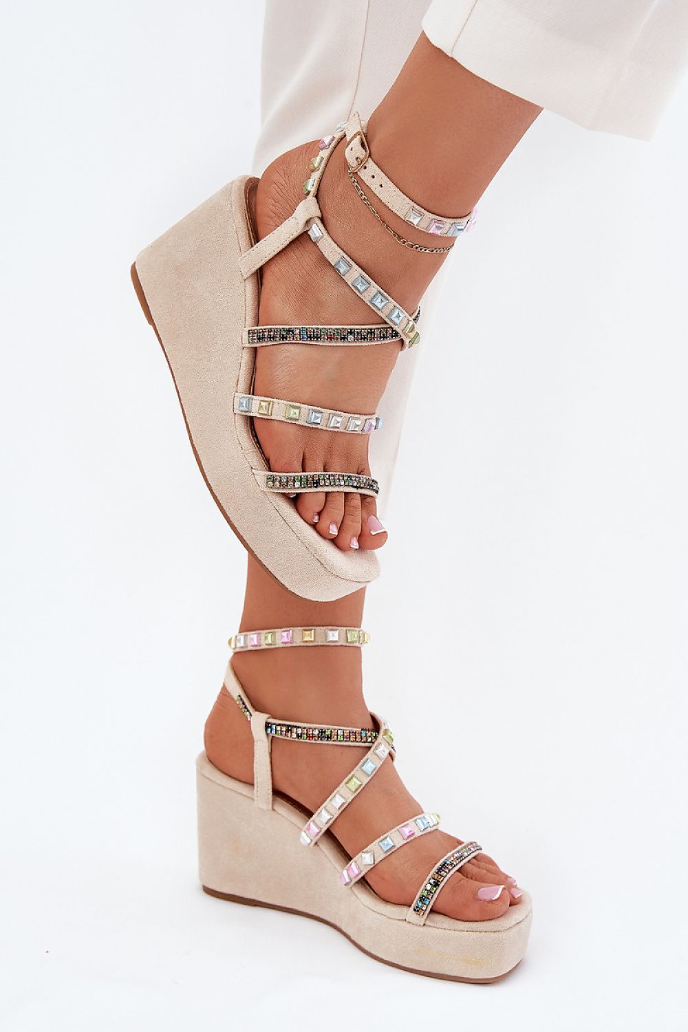 Sandalia de cuña beige con pedrería multicolor