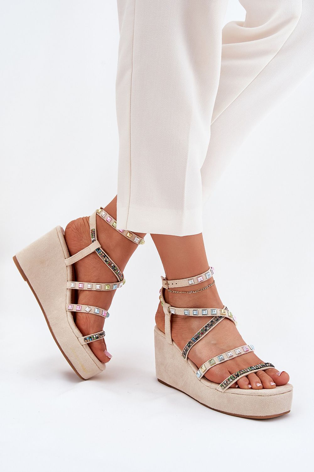 Look completo con sandalias beige de plataforma