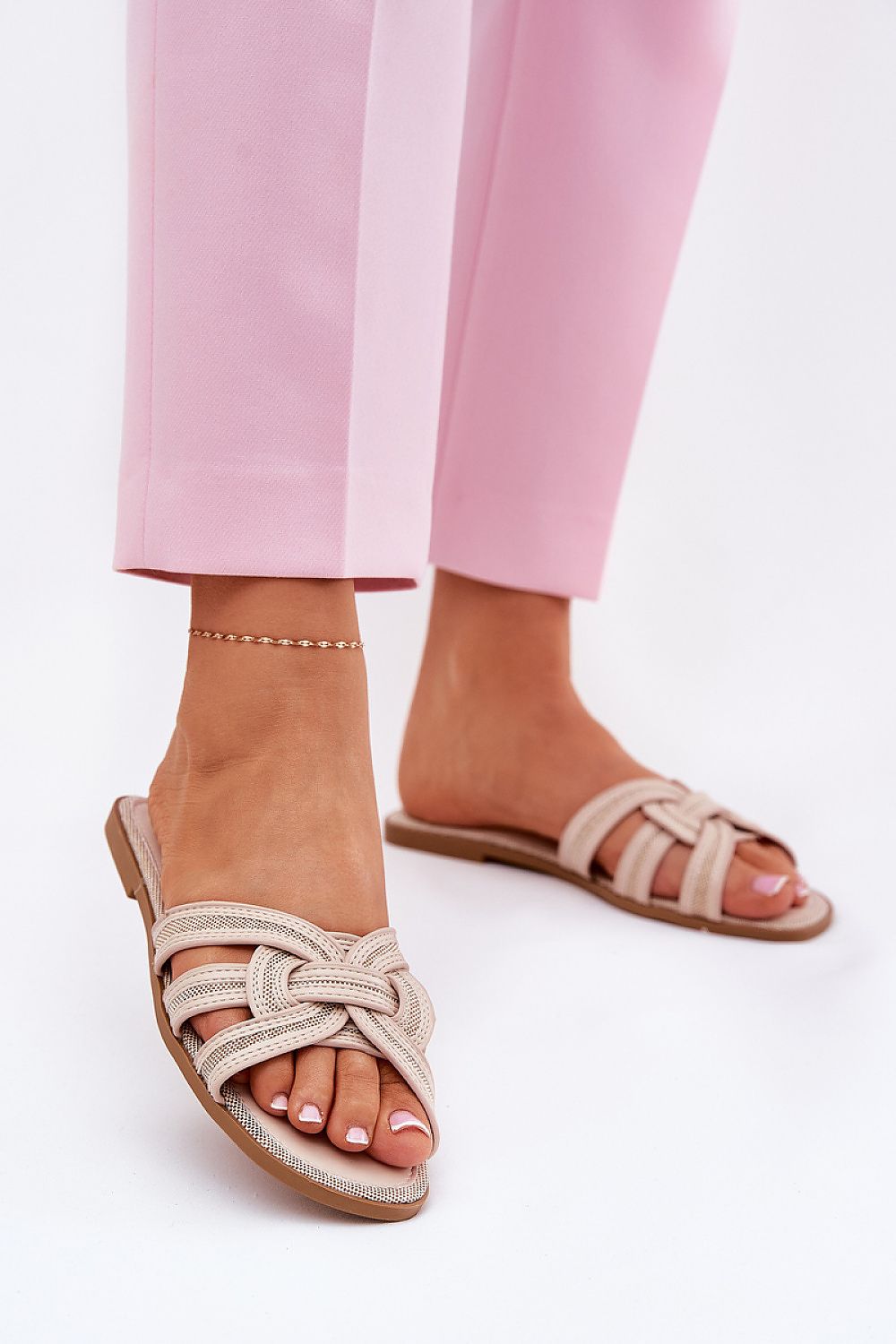  Sandalia beige plana con diseño de nudo textil y base en eco cuero