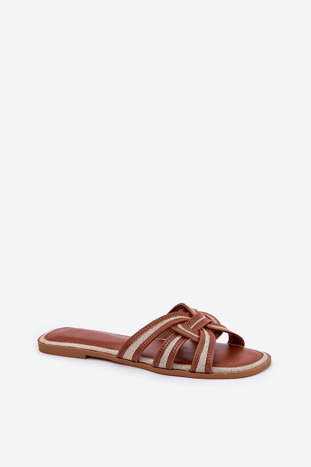  Sandalia plana color camel con tiras cruzadas y detalle de nudo