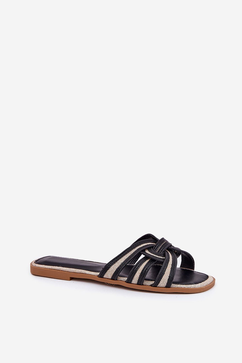  Sandalia plana negra con textil y detalles en eco cuero, vista lateral