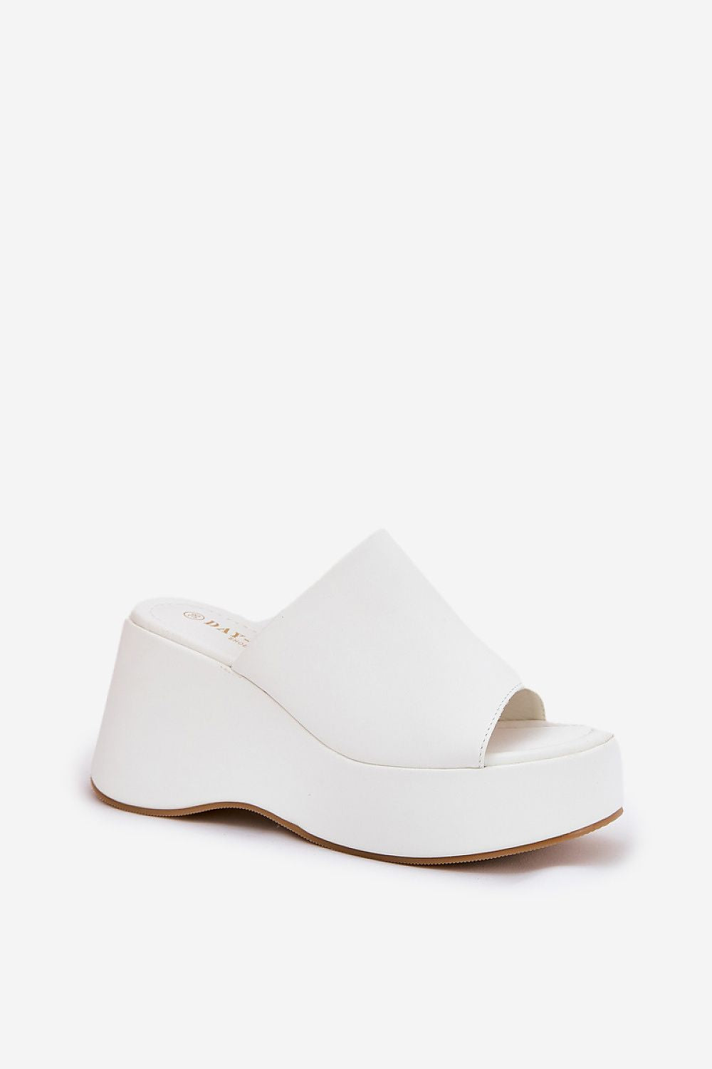  Sandalia blanca de eco cuero con plataforma y cuña alta.