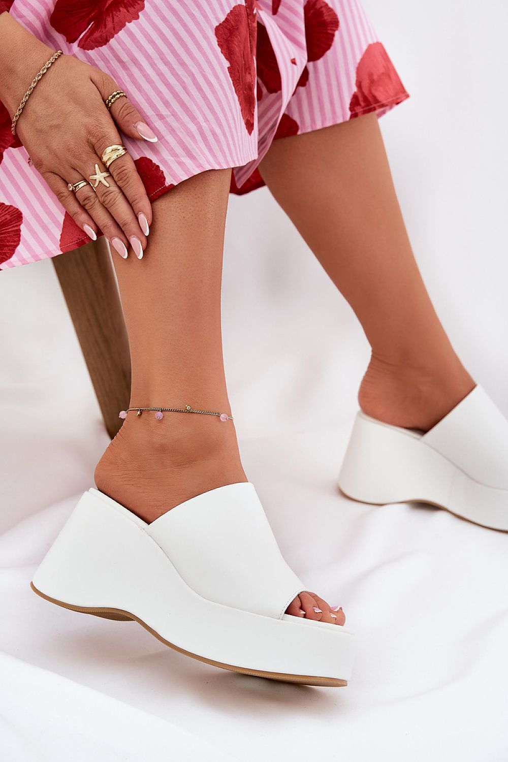 Mujer con sandalias de cuña blancas combinadas con vestido estampado