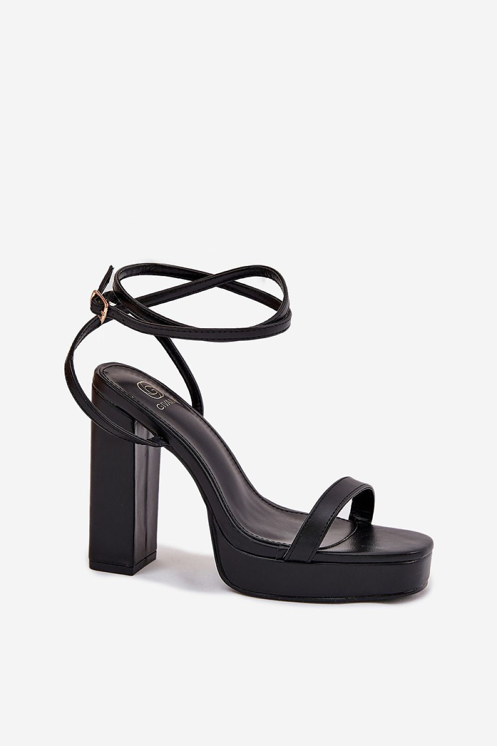 Sandalia negra con tacón ancho, elegante y con pulsera