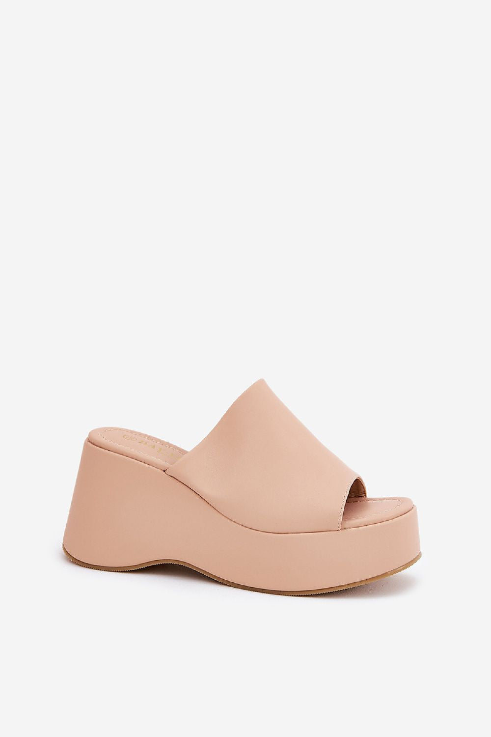  Sandalia nude con diseño minimalista y cuña moderna.