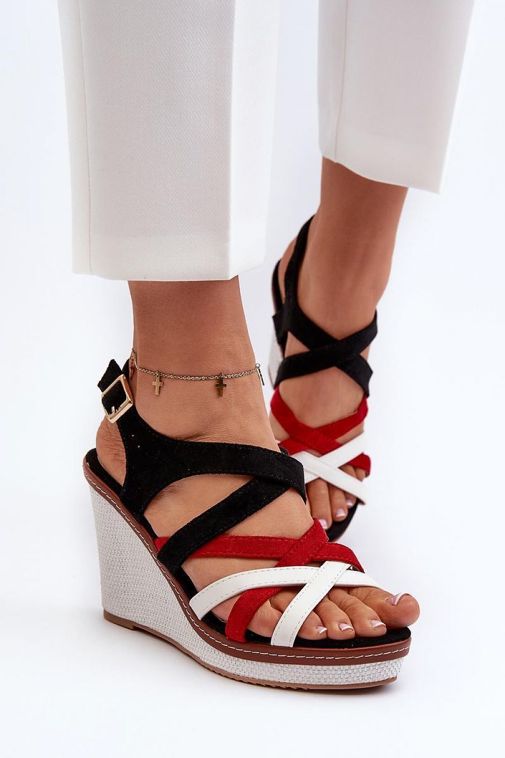  Sandalias multicolor en una pose de cuerpo completo con look blanco.