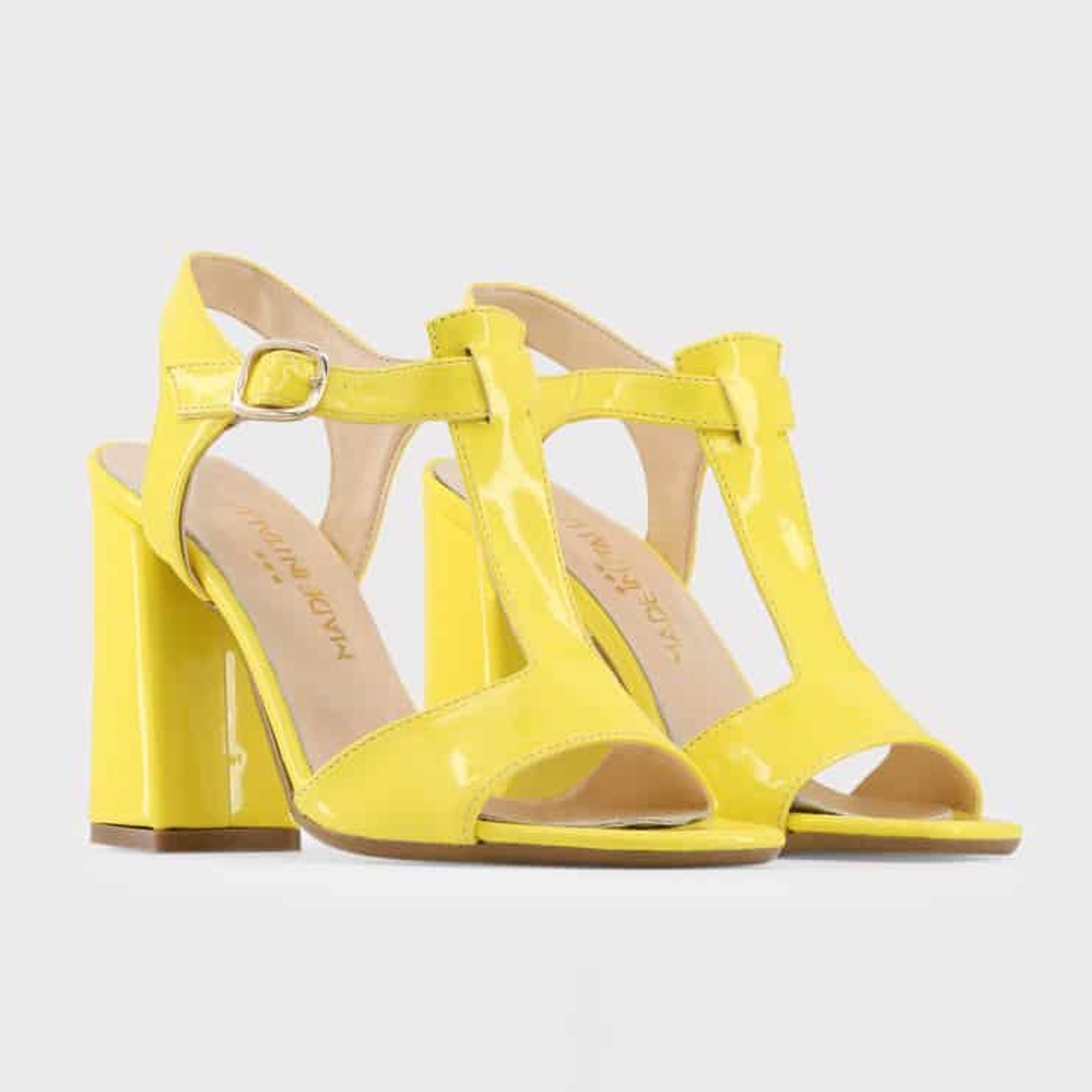 Sandalias amarillas de charol con diseño en T