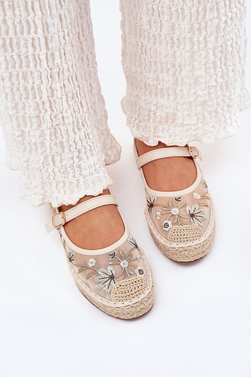 Sandalias bordadas beige con tul y plataforma de esparto