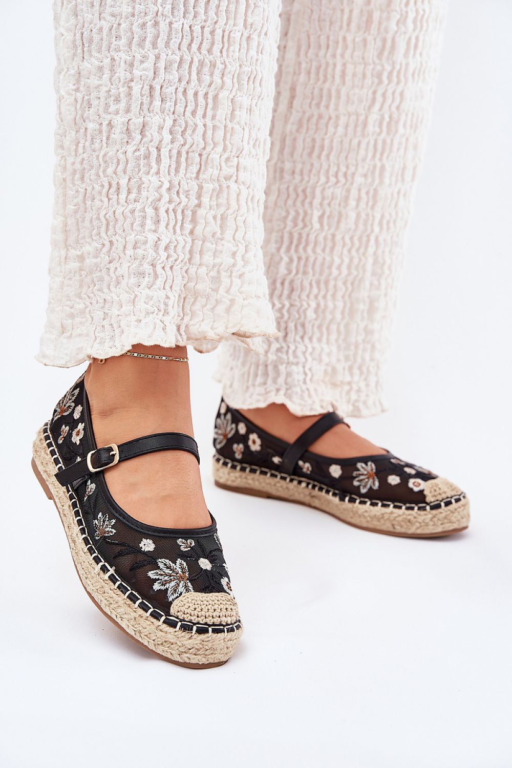 Sandalias negras bordadas con plataforma en look veraniego