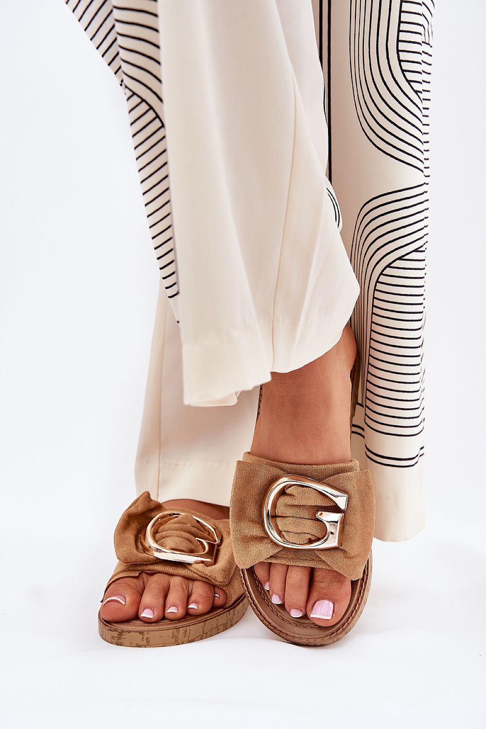  Outfit con pantalones fluidos y sandalias planas camel.