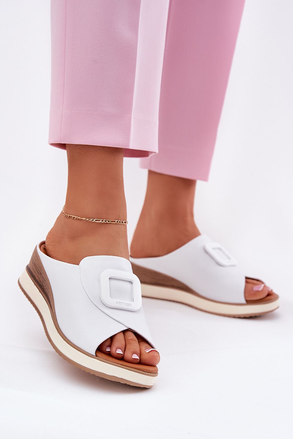 Sandalias de piel color blanco con cuña y hebilla cuadrada – Ivoluxt
