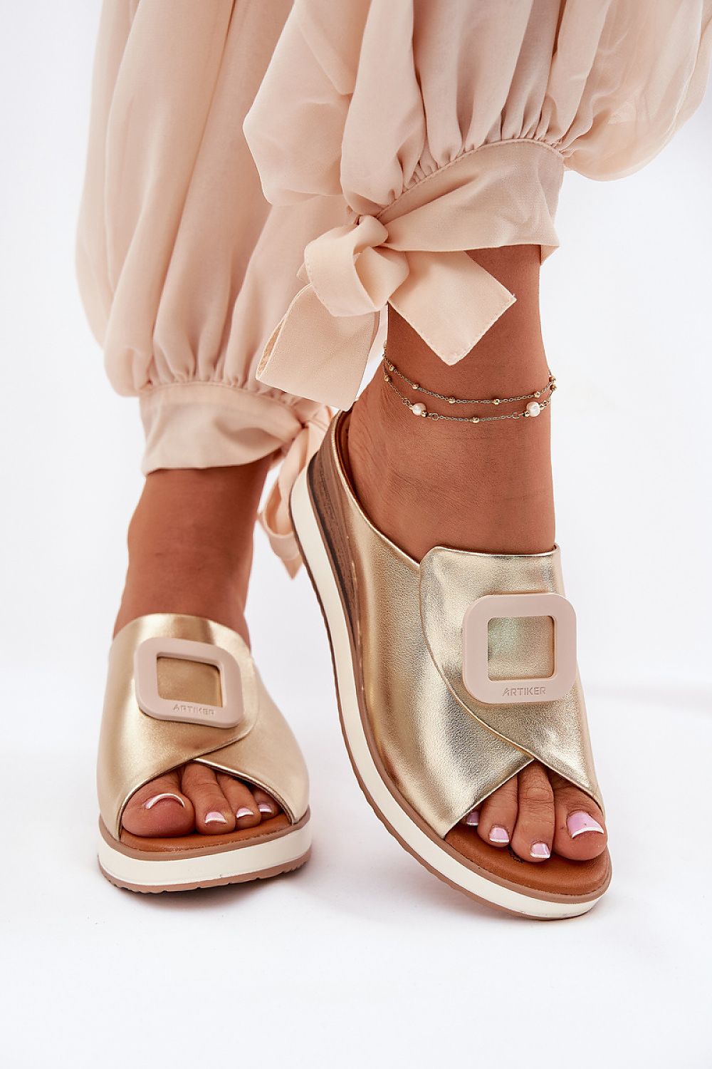 Sandalias de piel color dorado con cuña y hebilla cuadrada – Ivoluxt