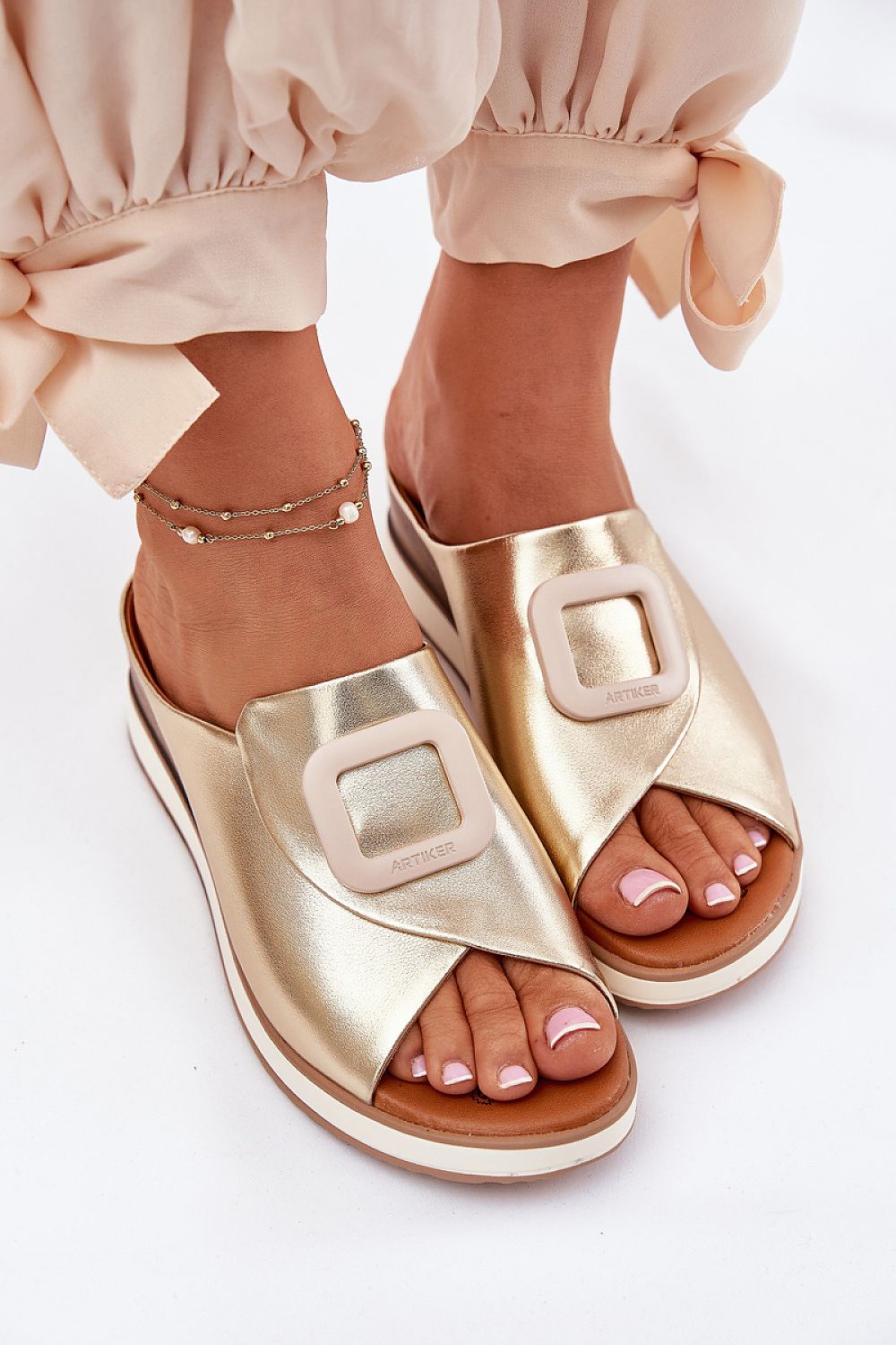 Sandalias de piel color dorado con cuña y hebilla cuadrada – Ivoluxt