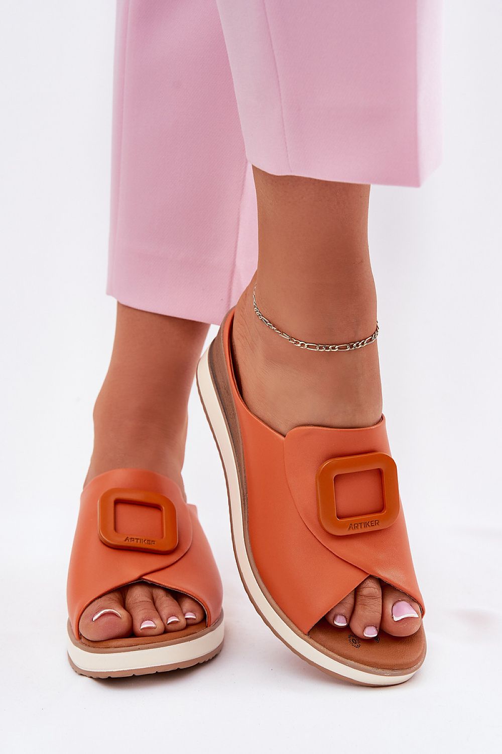 Sandalias de piel color naranja con cuña y hebilla cuadrada – Ivoluxt